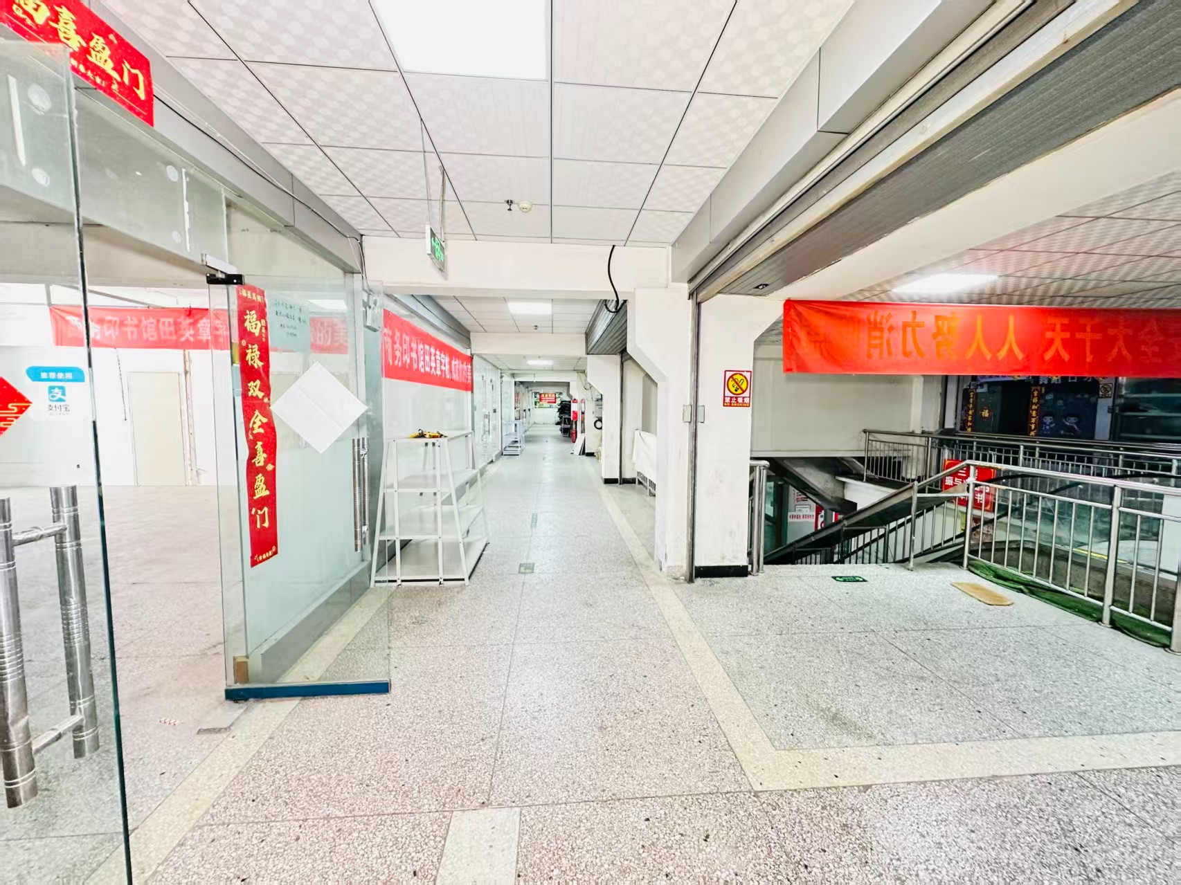 陇北一路引入人工智能技术应用场景，推动AI与商业、零售、电商、企业服务等领域融合发展。