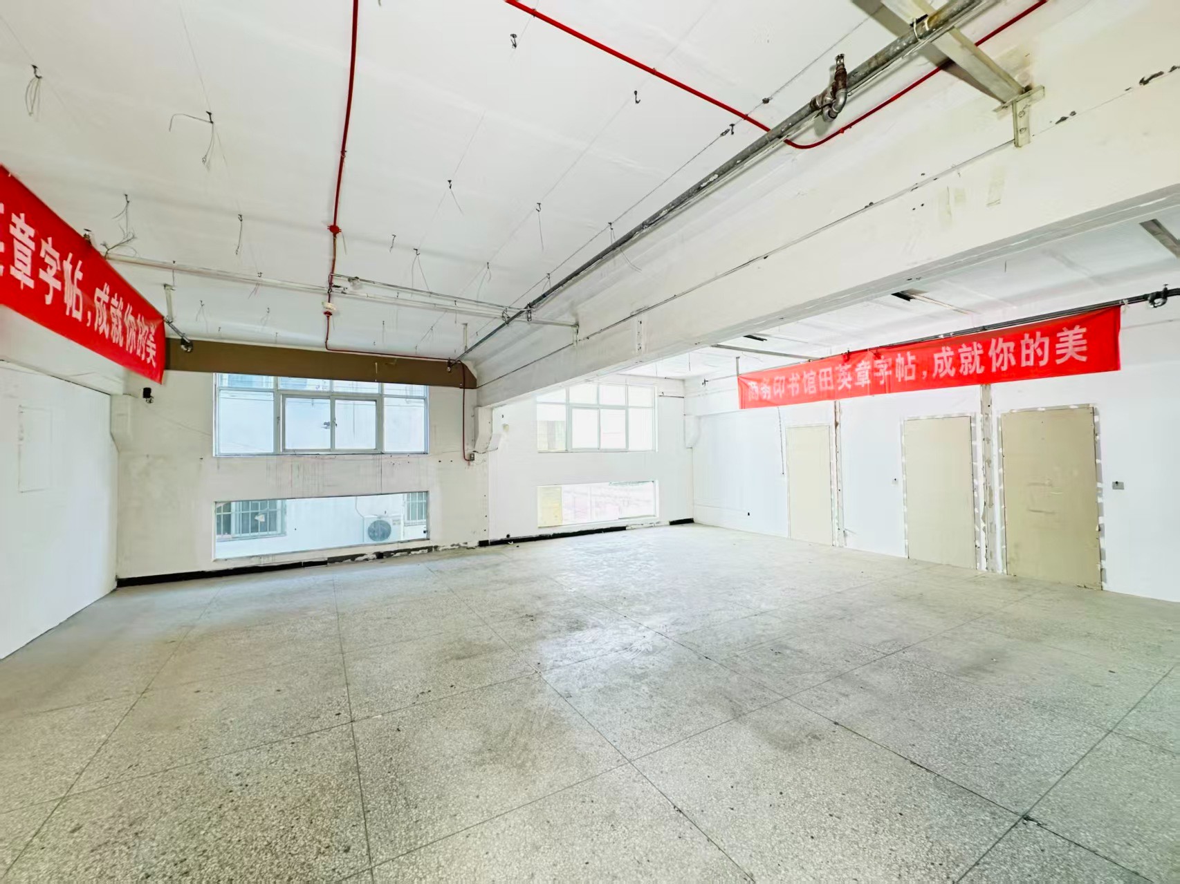 陇北一路重点吸引人工智能应用、数字经济、电商直播、智能制造服务、软件开发、科技创新企业及创业团队入驻